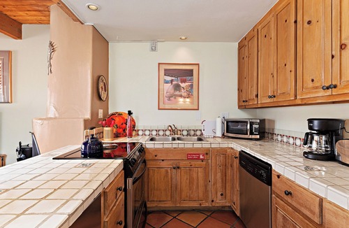 Northeast Santa Fe Hotel | Fort Marcy 65 | Walk to Plaza | Fireplace | Kitchen | Hot Tub | Pool | End Unit | Single Level