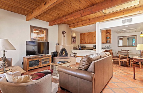 Northeast Santa Fe Hotel | Fort Marcy 65 | Walk to Plaza | Fireplace | Kitchen | Hot Tub | Pool | End Unit | Single Level
