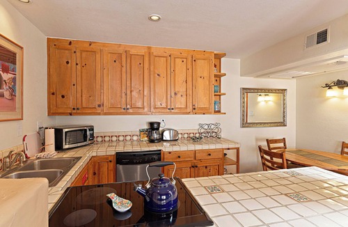Northeast Santa Fe Hotel | Fort Marcy 65 | Walk to Plaza | Fireplace | Kitchen | Hot Tub | Pool | End Unit | Single Level