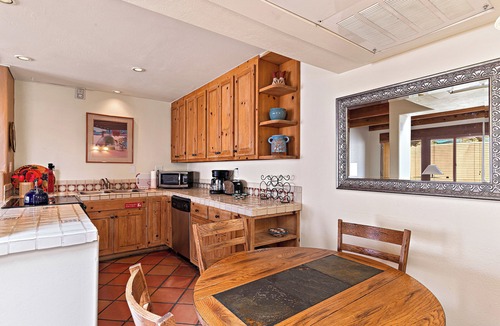 Northeast Santa Fe Hotel | Fort Marcy 65 | Walk to Plaza | Fireplace | Kitchen | Hot Tub | Pool | End Unit | Single Level