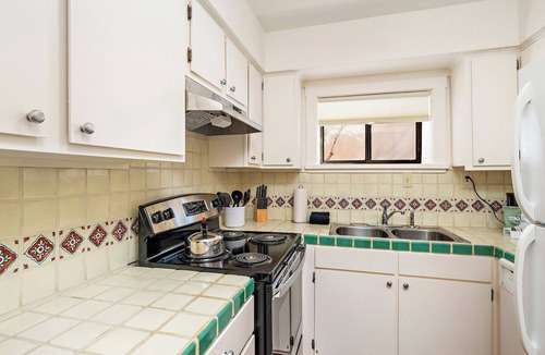 Northeast Santa Fe Hotel | Fort Marcy 75 | Walk to Plaza | Fireplace | Kitchen | Hot Tub | Pool | End Unit | Single Level