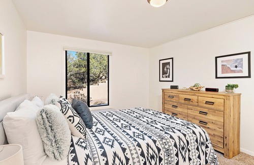 Northeast Santa Fe Hotel | Fort Marcy 75 | Walk to Plaza | Fireplace | Kitchen | Hot Tub | Pool | End Unit | Single Level
