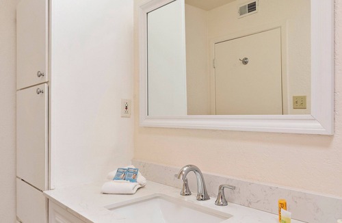 Northeast Santa Fe Hotel | Fort Marcy 75 | Walk to Plaza | Fireplace | Kitchen | Hot Tub | Pool | End Unit | Single Level