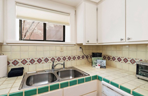 Northeast Santa Fe Hotel | Fort Marcy 75 | Walk to Plaza | Fireplace | Kitchen | Hot Tub | Pool | End Unit | Single Level
