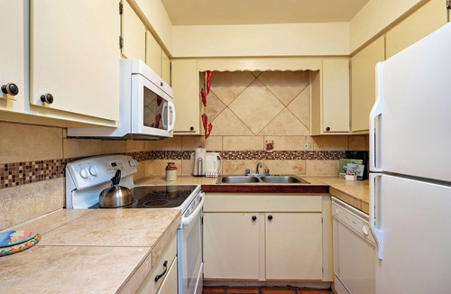 Northeast Santa Fe Hotel | Fort Marcy 81 | Walk to Plaza | Wood Fireplace | Full Kitchen | Hot Tub | Pool | Single Level