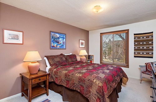Northeast Santa Fe Hotel | Fort Marcy 81 | Walk to Plaza | Wood Fireplace | Full Kitchen | Hot Tub | Pool | Single Level