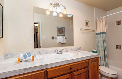 Northeast Santa Fe Hotel | Fort Marcy 81 | Walk to Plaza | Wood Fireplace | Full Kitchen | Hot Tub | Pool | Single Level