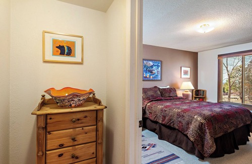Northeast Santa Fe Hotel | Fort Marcy 81 | Walk to Plaza | Wood Fireplace | Full Kitchen | Hot Tub | Pool | Single Level