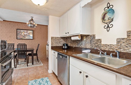 Northeast Santa Fe Hotel | Fort Marcy 84 | Walk to Plaza | Fireplace | Kitchen | Hot Tub | Pool | End Unit | 2 Levels