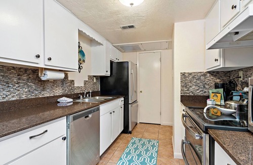 Northeast Santa Fe Hotel | Fort Marcy 84 | Walk to Plaza | Fireplace | Kitchen | Hot Tub | Pool | End Unit | 2 Levels
