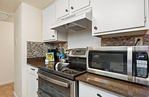 Northeast Santa Fe Hotel | Fort Marcy 84 | Walk to Plaza | Fireplace | Kitchen | Hot Tub | Pool | End Unit | 2 Levels
