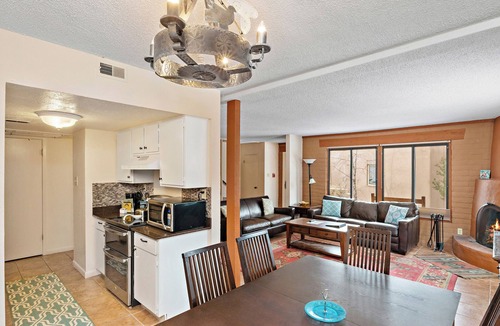 Northeast Santa Fe Hotel | Fort Marcy 84 | Walk to Plaza | Fireplace | Kitchen | Hot Tub | Pool | End Unit | 2 Levels