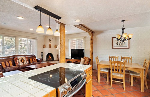 Northeast Santa Fe Hotel | Fort Marcy 85 | Walk to Plaza | Fireplace | Kitchen | Hot Tub | Pool | End Unit | 2 Levels