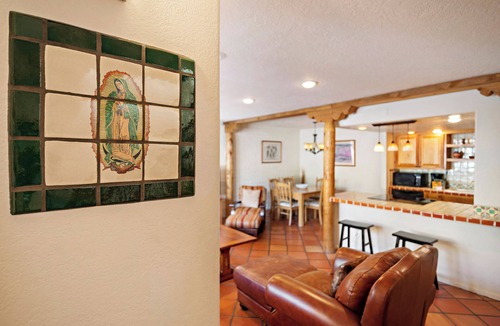Northeast Santa Fe Hotel | Fort Marcy 85 | Walk to Plaza | Fireplace | Kitchen | Hot Tub | Pool | End Unit | 2 Levels