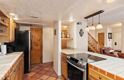 Northeast Santa Fe Hotel | Fort Marcy 85 | Walk to Plaza | Fireplace | Kitchen | Hot Tub | Pool | End Unit | 2 Levels