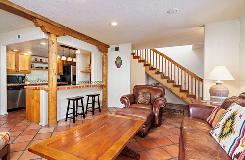 Northeast Santa Fe Hotel | Fort Marcy 85 | Walk to Plaza | Fireplace | Kitchen | Hot Tub | Pool | End Unit | 2 Levels