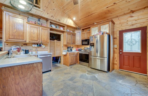 Fort Towson Cabin | Fort Towson Cabin < 1 Block to Raymond Gary Lake