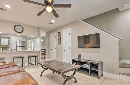 Wright House | Fort Walton Beach Townhome < 3 Mi to the Beach!