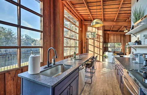 Fort White House | Fort White Retreat: Deck & River Access!