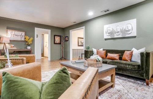 North Hi Mount House | Fort Worth Cottage l 2 Bed with King & Queen l Walking Distance Will Rogers