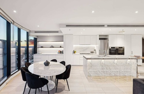 Fortitude Valley Apartment | Fortitude Valley 3-Bed, Top Floor + Bridge View