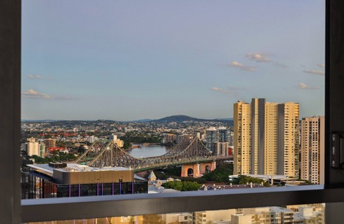 Fortitude Valley Apartment | Fortitude Valley 3-Bed, Top Floor + Bridge View