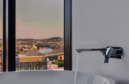 Fortitude Valley Apartment | Fortitude Valley 3-Bed, Top Floor + Bridge View