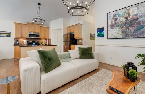 Cochrane House | "Fortress" 2Bdrm w/Barrel Sauna!