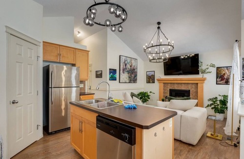 Cochrane House | "Fortress" 2Bdrm w/Barrel Sauna!