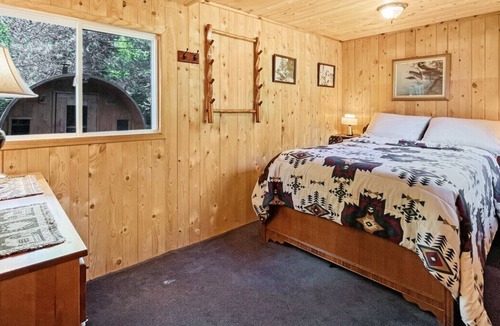 Purdy Cabin | Fosters Lake Rustic Cabin w Volleyball Court