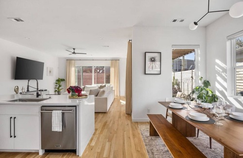 Dallas House | Fountain Bleau #2 |Oak Lawn Luxury Stay | Fire Pit & Grill | 7 Mins to Airport