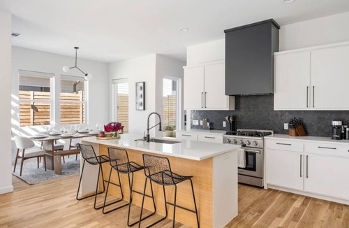 Dallas House | Fountain Bleau #2 |Oak Lawn Luxury Stay | Fire Pit & Grill | 7 Mins to Airport