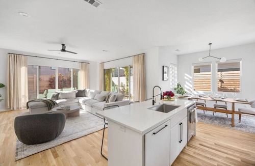 Dallas House | Fountain Bleau #2 |Oak Lawn Luxury Stay | Fire Pit & Grill | 7 Mins to Airport