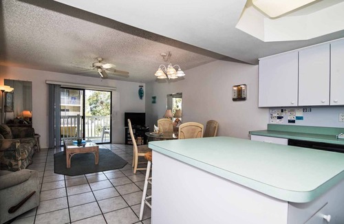 Holmes Beach Condo | Fountain Head 6 - Condo 2 Bedroom/1.5 Bath , maximum occupancy of 4 people. Holmes Beach Anna Maria Island