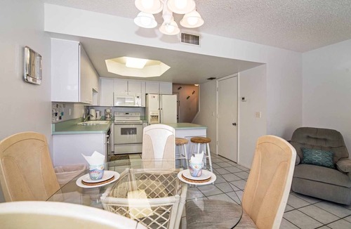 Holmes Beach Condo | Fountain Head 6 - Condo 2 Bedroom/1.5 Bath , maximum occupancy of 4 people. Holmes Beach Anna Maria Island