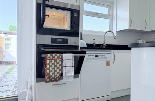 Heath House | Fountain House-Sleeps 5-Central Dagenham-Parking