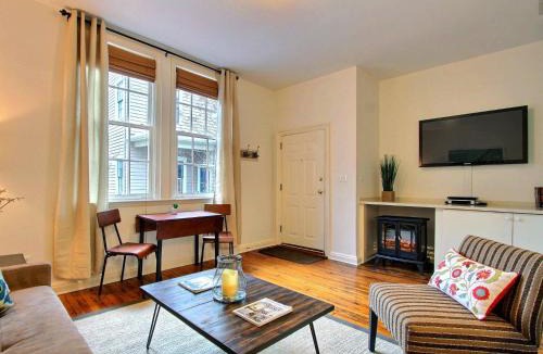 Savannah Victorian District Apartment | Fountain View Cottage