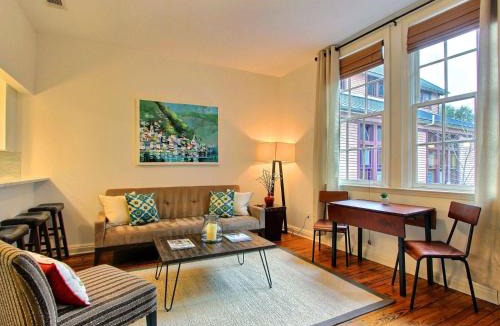 Savannah Victorian District Apartment | Fountain View Cottage