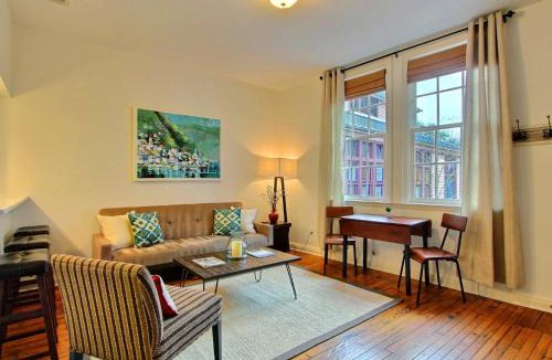 Savannah Victorian District Apartment | Fountain View Cottage