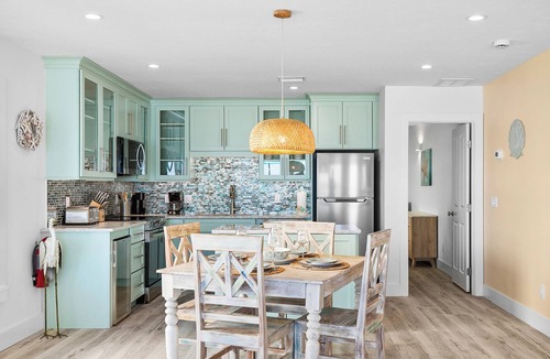 Ilexhurst House | Four Beach Lovers 2 · Gulf Front · Solar Powered · Steps to Sand