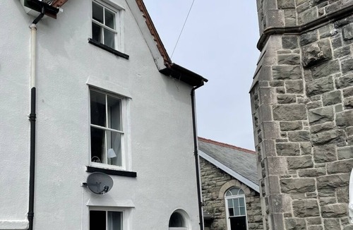 Bala House | Four bedded grade two listed 1800's house on chapel grounds