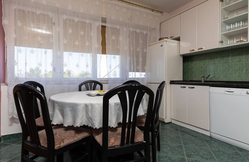 Jesenice Apartment | Four-bedroom apartment with terrace and sea view Sumpetar, Omiš (A-9436-a)