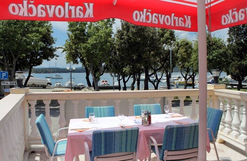 Punat Apartment | Four-bedroom apartment with terrace and sea view Punat, Krk (A-5328-a)