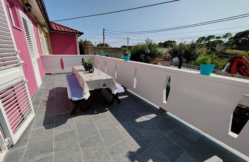 Mundanije Apartment | Four-bedroom apartment with terrace Mundanije, Rab (A-23299-a)