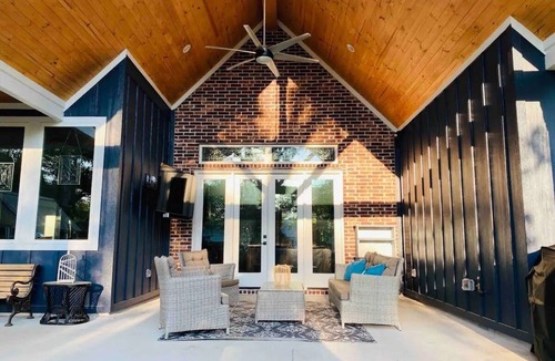 Tomball House | Four Bedroom Downtown Tomball Cottage