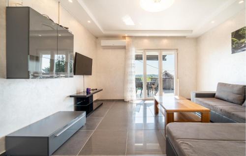 Posedarje House | Four-Bedroom Holiday Home In Islam Latinski
