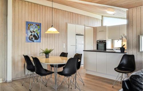 Bjerregard Strand House | Four-Bedroom Holiday Home In Hvide Sande