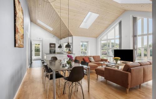 Spodsbjerg House | Four-Bedroom Holiday Home In Rudkobing