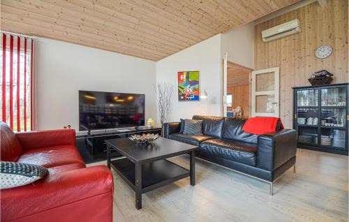 Fjellerup House | Four-Bedroom Holiday Home Glesborg With A Room Hot Tub 07