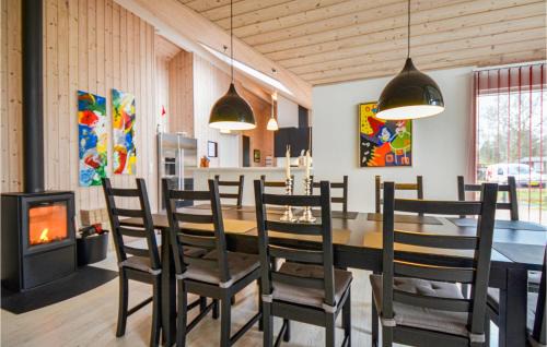 Fjellerup House | Four-Bedroom Holiday Home Glesborg With A Room Hot Tub 07